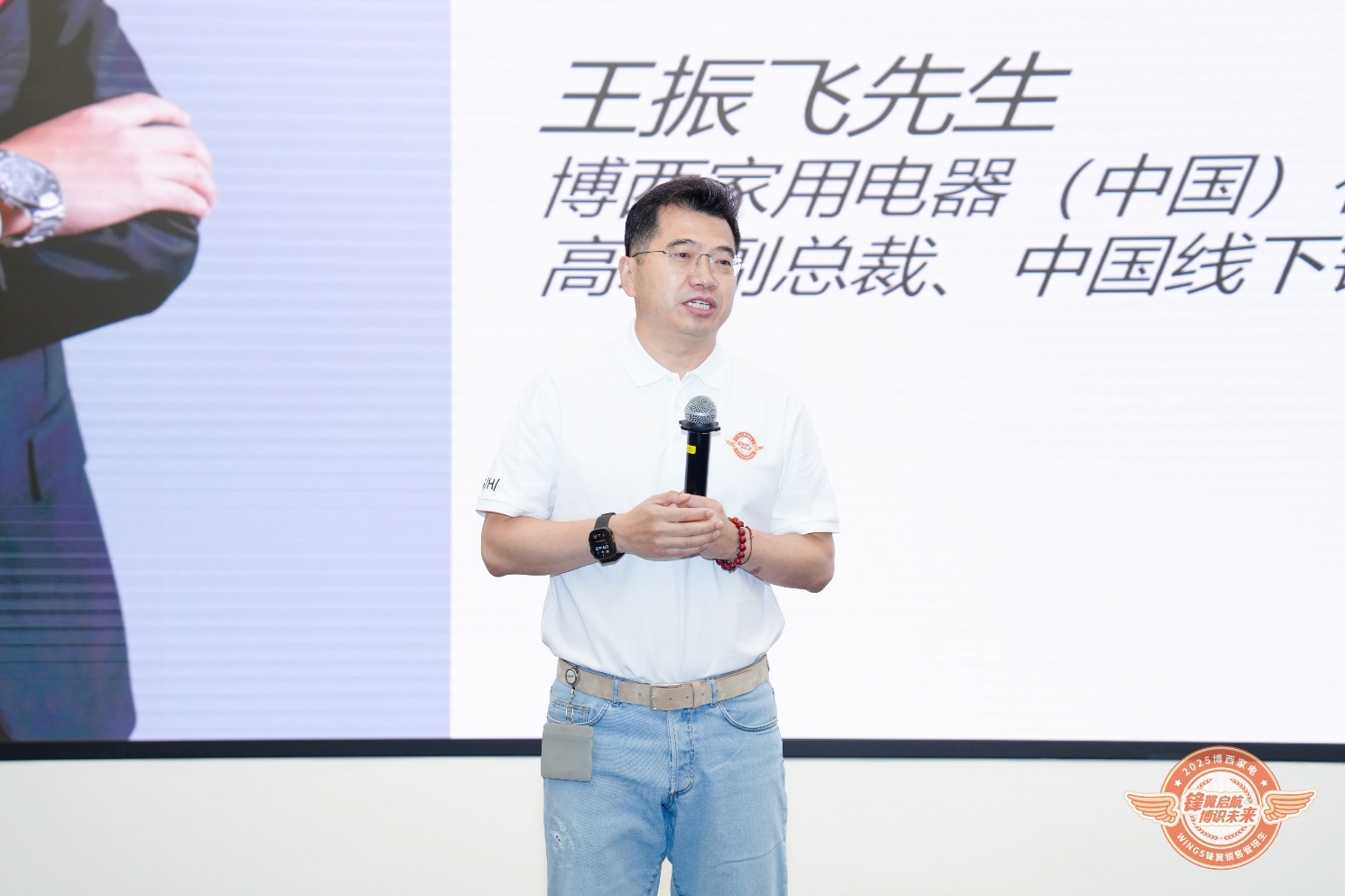 社交网络的手机截图上有人的照片上写着字

AI 生成的内容可能不正确。