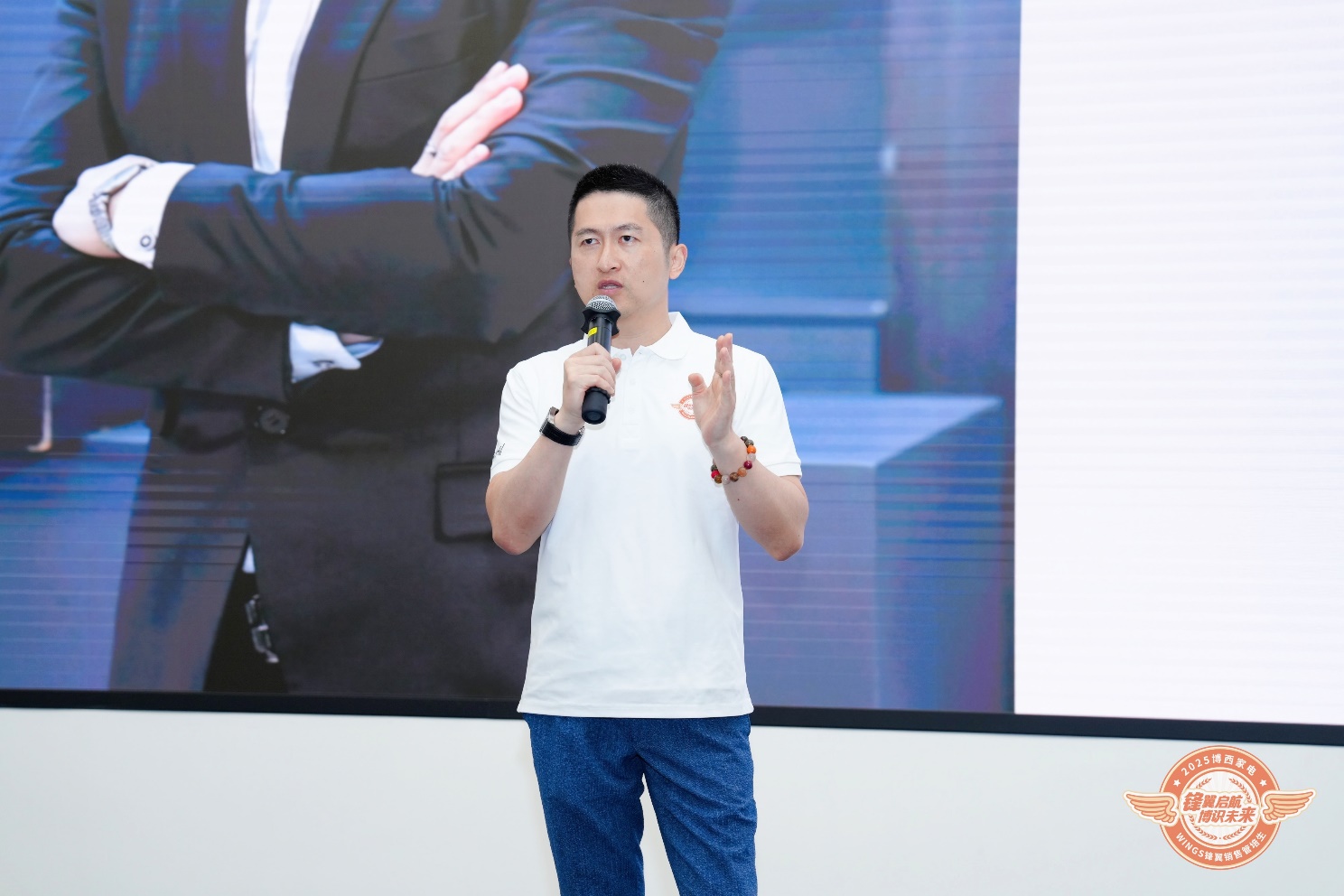 人拿着手机

AI 生成的内容可能不正确。
